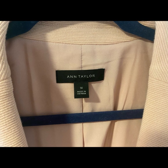 Blush pink knit blazer with gold buttons - Picture 4 of 6